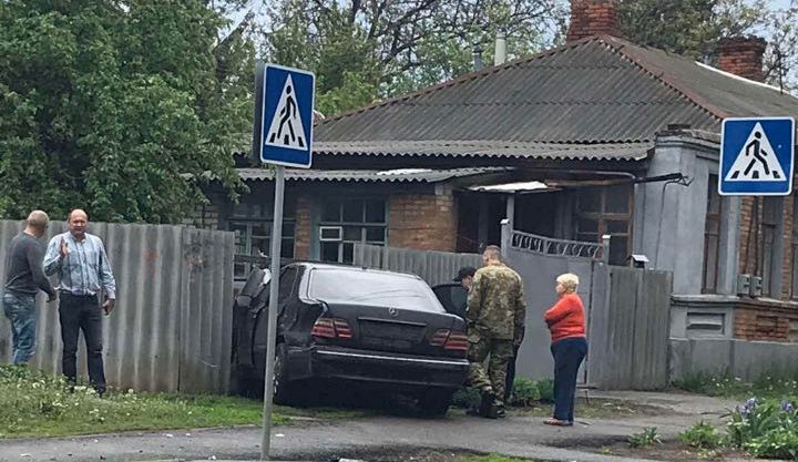 В Харькове Mercedes снес забор возле жилого дома (фото)
