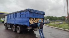 Под Харьковом полицейские остановили КАМАЗ с древесиной (фото)