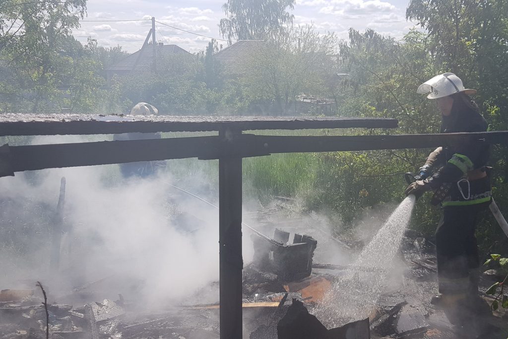 Под Харьковом спасатели не дали сгореть жилому дому (фото)