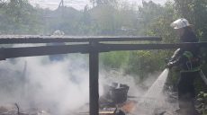Под Харьковом спасатели не дали сгореть жилому дому (фото)