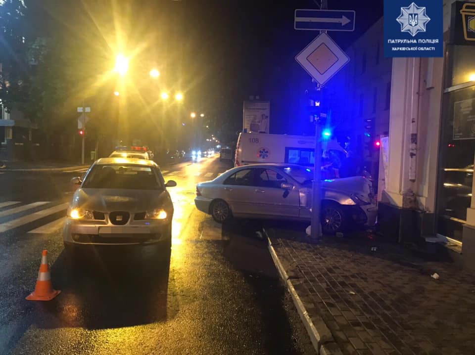 В Харькове госпитализированы пешеход и пассажир автомобиля, который попал в ДТП (фото)