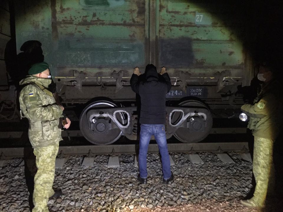Харьковские пограничники нашли в товарном вагоне спрятавшегося узбека
