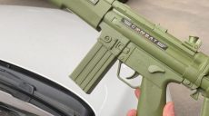 Полицейский в Харькове принял игрушечный автомат в руках ребенка за настоящий