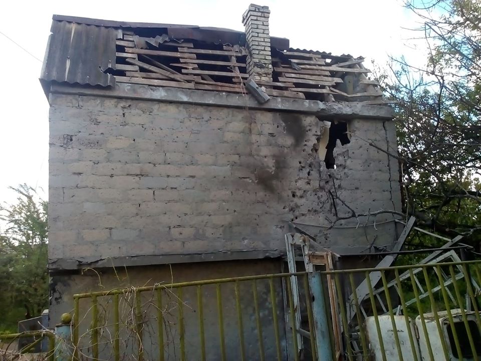 Операция на Донбассе: российские оккупанты обстреляли дачи в поселке Каменка (фото)