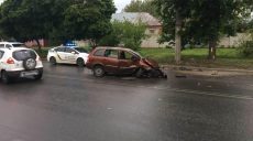 В Харькове Lada Kalina врезалась в дерево. Пострадали три человека (фото)
