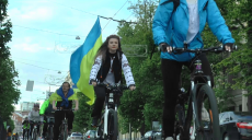 Вишиванки та колеса: у Харкові відбувся святковий велозаїзд та автопробіг (фото, відео)