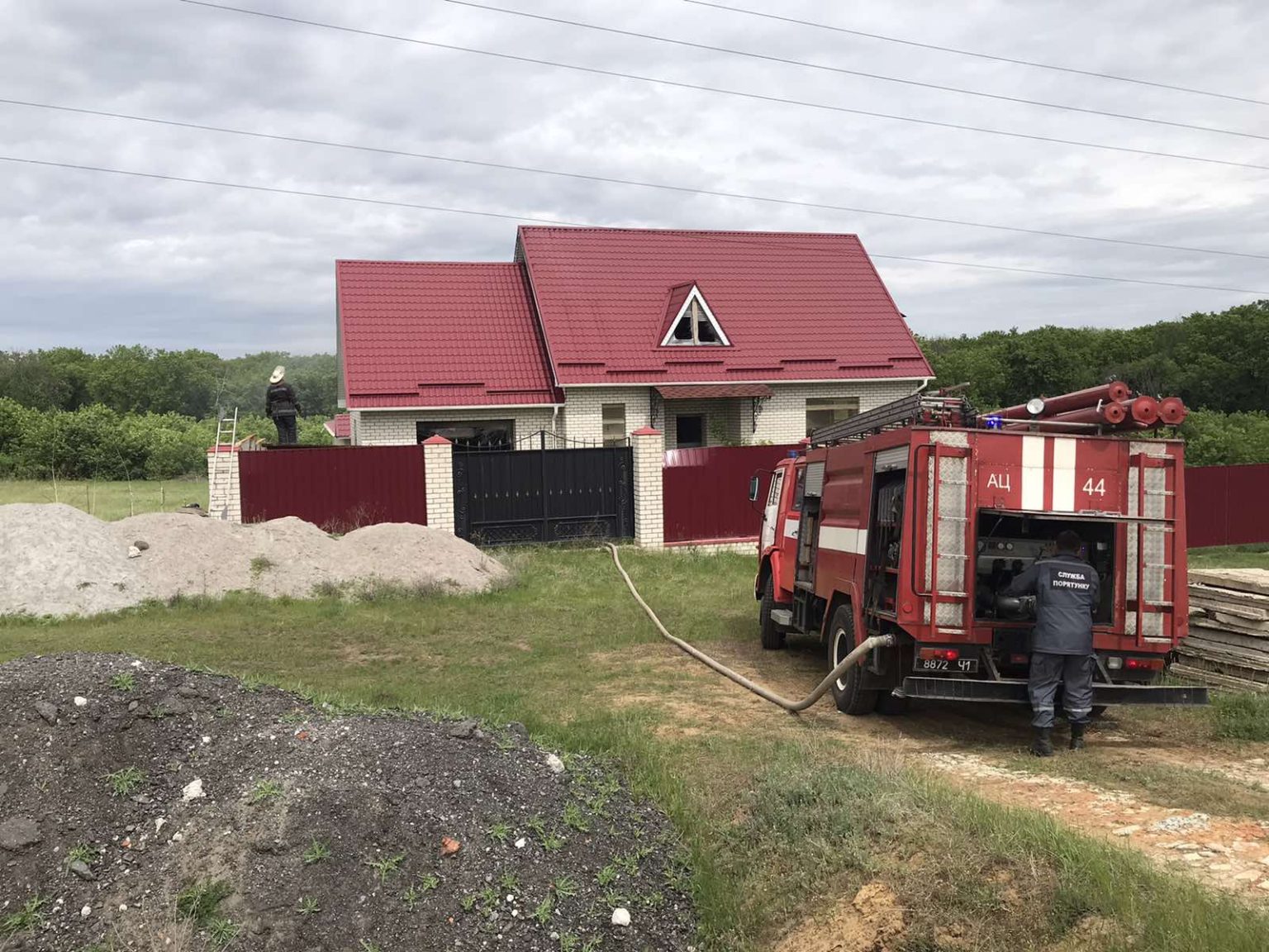В Харьковской области горел двухэтажный коттедж (фото)