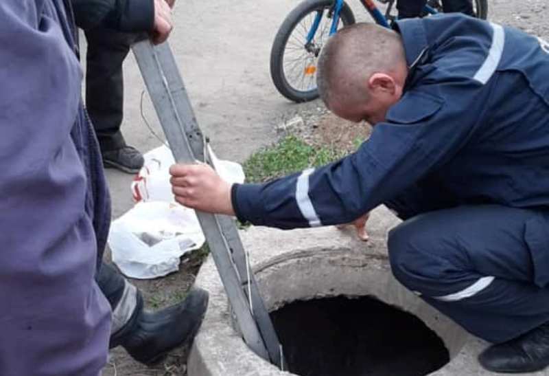 На Харьковщине пьяную женщину достали из водопроводного коллектора (фото)