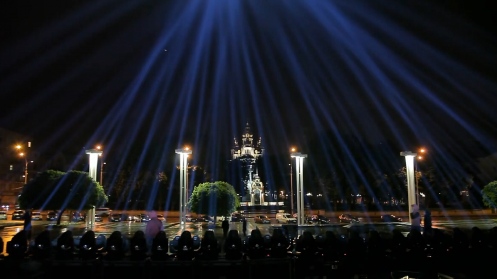 Світлові промені в нічному небі: Харків приєднався до всеукраїнської акції (відео)