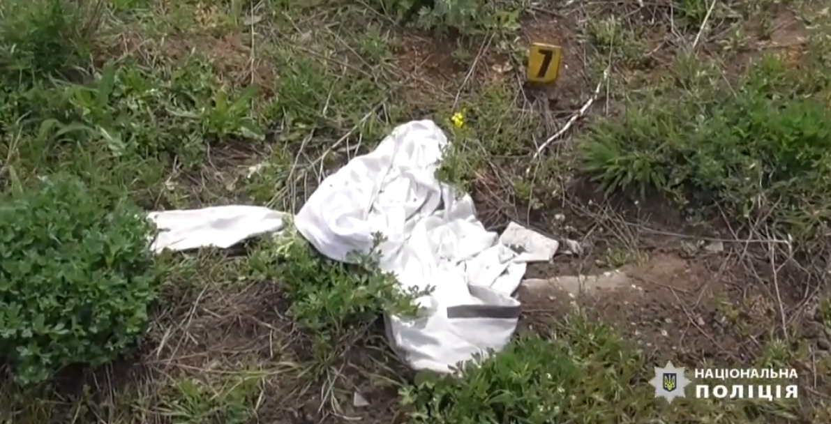 В Ізюмі зловмисник вбив двох людей і скинув їхні тіла в яму (відео)