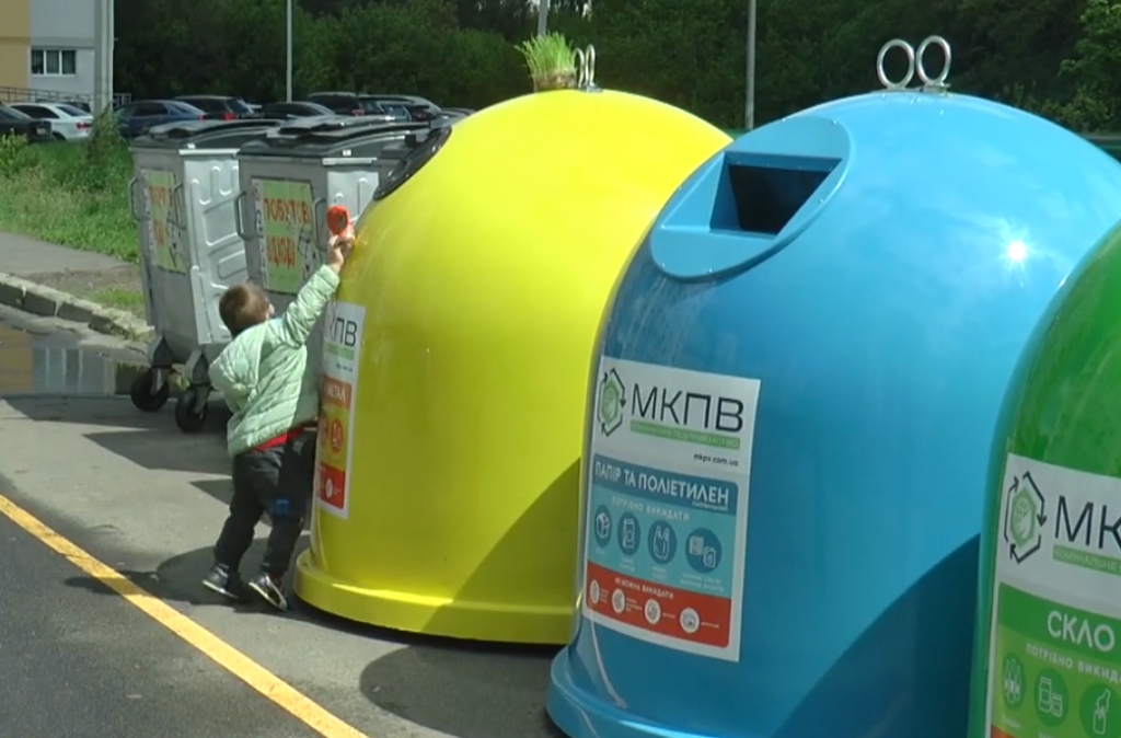 У Шевченківському районі встановили «дзвоники» для сортування сміття (відео)