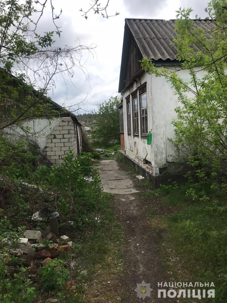 Житель Харьковщины зарубил топором двух собутыльников и сбросил их тела в яму (фото)