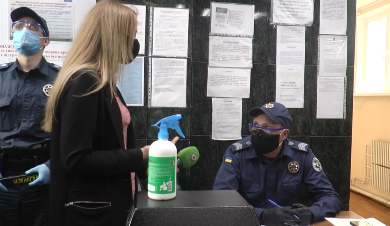 Журналістів не пускали на засідання у справі заступника начальника Харківської митниці (відео)