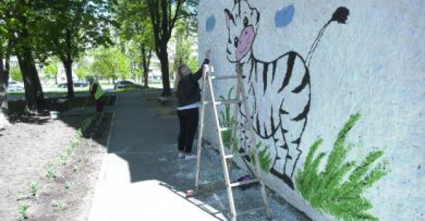 В Харькове благоустраивают дворы жилых домов: сажают цветы и разрисовывают стены (фото)