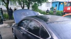 В Харькове ночью возле многоэтажки горел автомобиль (фото)