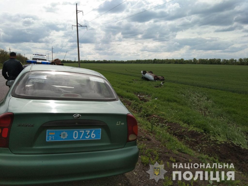 В Харьковской области на трассе перевернулся Kia, водитель погиб (фото)