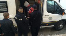 Харьковская полиция нарушает карантинные правила при конвоировании задержанных