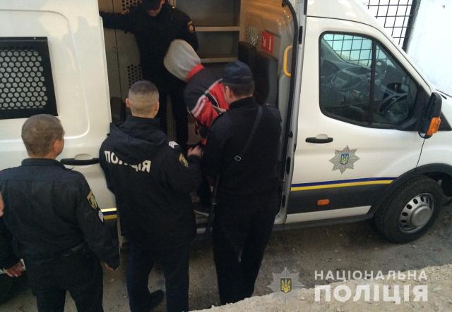 Харьковская полиция нарушает карантинные правила при конвоировании задержанных