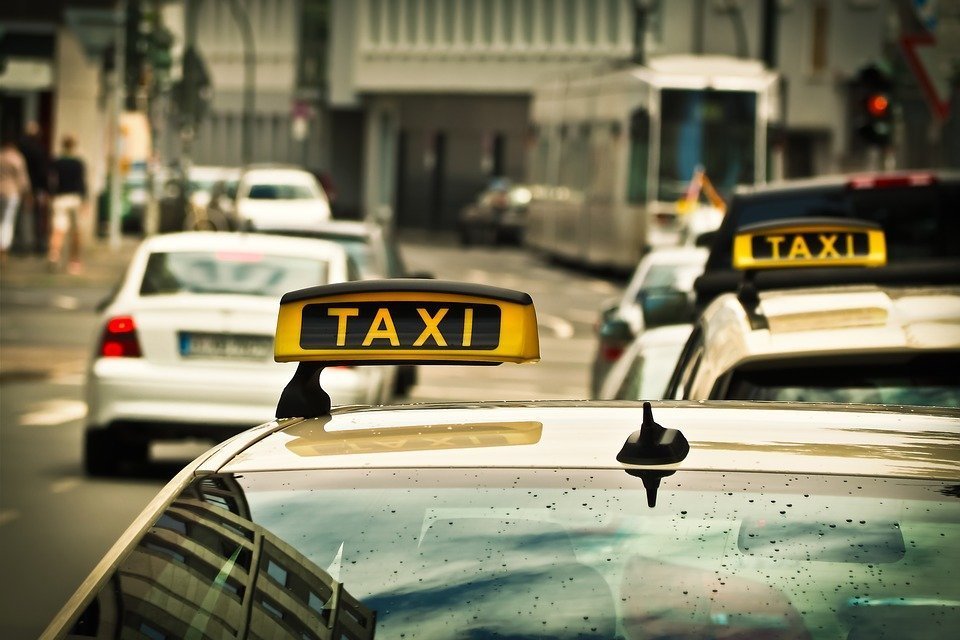 Такси разрешено двигаться полосами для общественного транспорта
