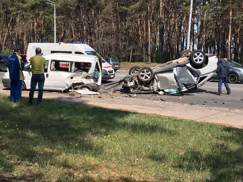 Poyavilos Video Dtp S Perevertyshem Na Geroev Truda V Harkov Na Ulice Geroev Truda V Dtp Popali Voditeli Lexus Peugeot I Chevrolet Odna Iz Inomarok Perevernulas Ochevidcy Opublikovali Video
