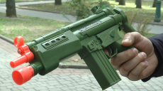 Як у Харкові кілька екіпажів копів чоловіка з іграшковим пістолетом затримували (відео)