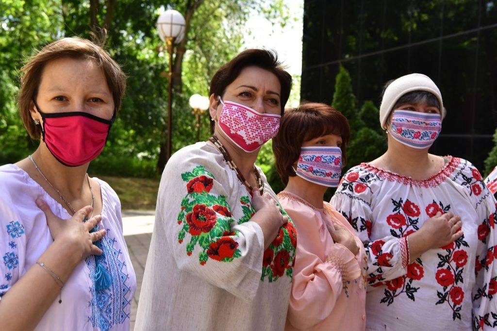 Харьковчане вышли на флешмоб в вышиванках и масках с орнаментом (фоторепортаж)