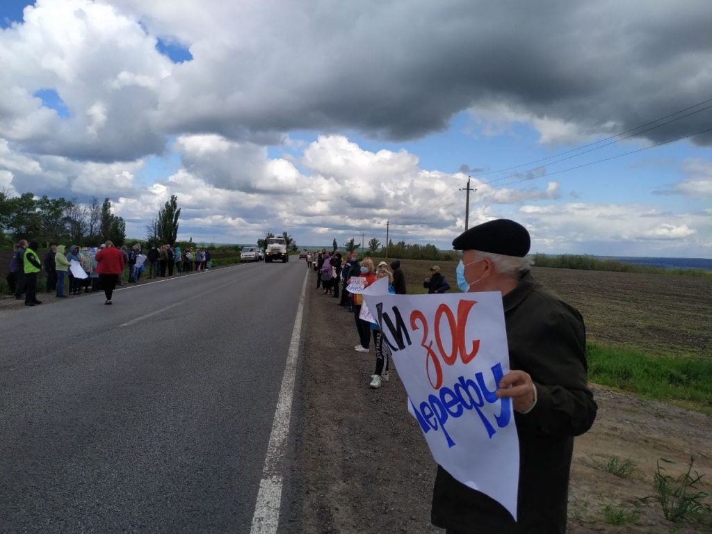 Под Харьковом люди вышли на протест (фото, видео)