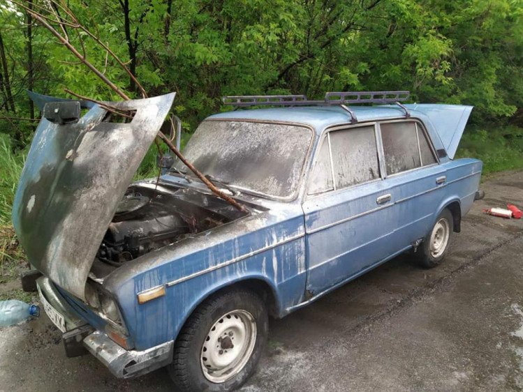 Во время движения в Безлюдовке загорелся автомобиль