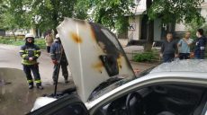 В Немышлянском районе Харькова загорелся автомобиль (фото)