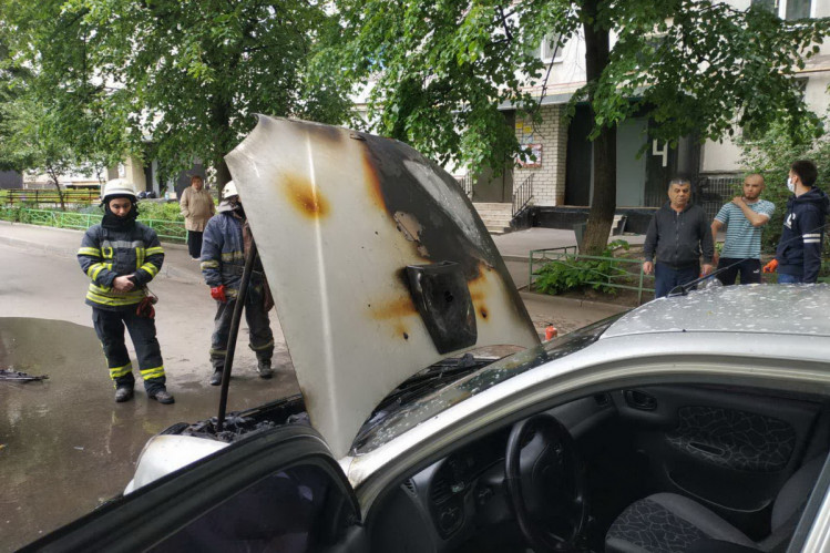 В Немышлянском районе Харькова загорелся автомобиль (фото)