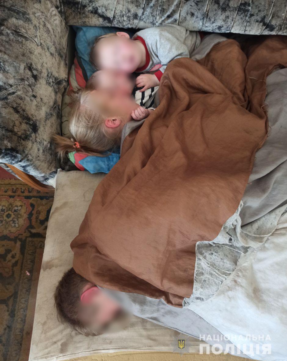 В Харькове 19-летняя мать создала для детей антисанитарные условия проживания (фото)