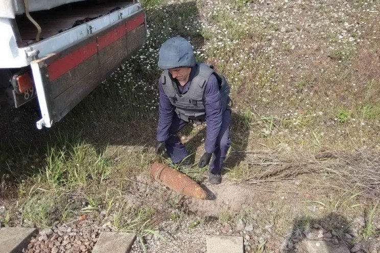 В Харьковской области взорвали мины и гранаты (фото)