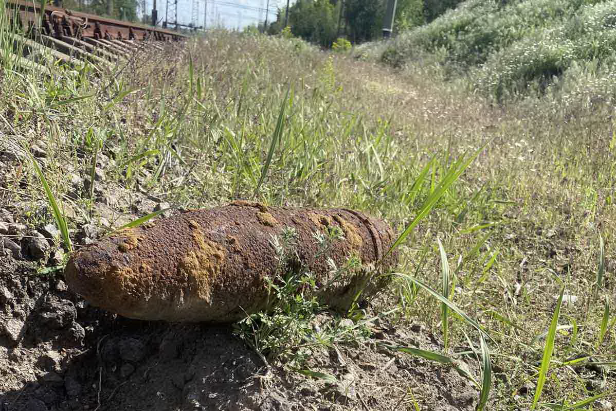 Авіабомбу та інші боєприпаси розмінували цієї доби піротехніки на Харківщині (фото)