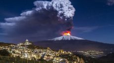Вулкан Этна показал свой нрав: 4,5-километровый столб пепла