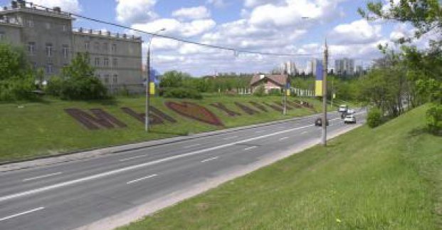 В Харькове на Деревянко высаживают 100-метровый цветник