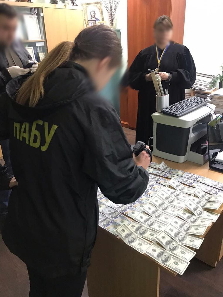 В Харькове заместителя главы суда разоблачили на взятке в $ 4000 — НАБУ