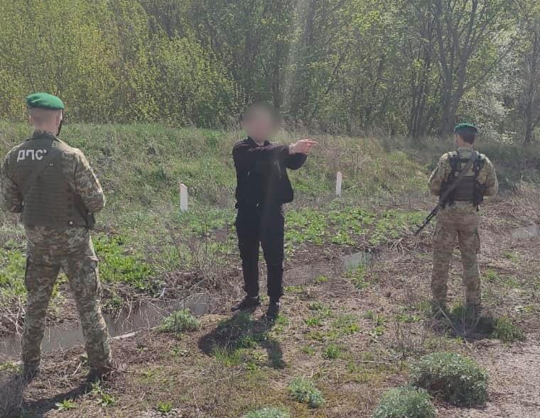 Харьковские пограничники арестовали мужчину, который пытался пешком пересечь границу (фото)