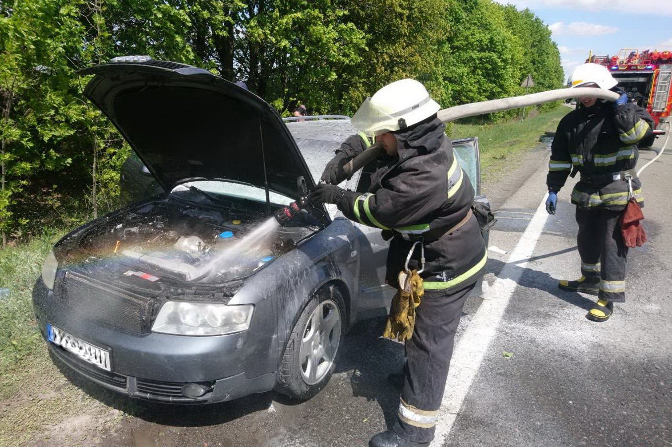 У Валківському районі рятувальники ліквідували вогонь у автівці