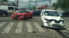 На перекрестке в Харькове разбились несколько авто (фото)