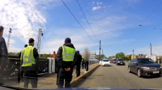 Патрульные не позволили мужчине прыгнуть с моста (видео)