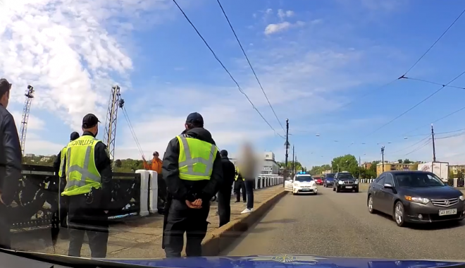 Патрульные не позволили мужчине прыгнуть с моста (видео)