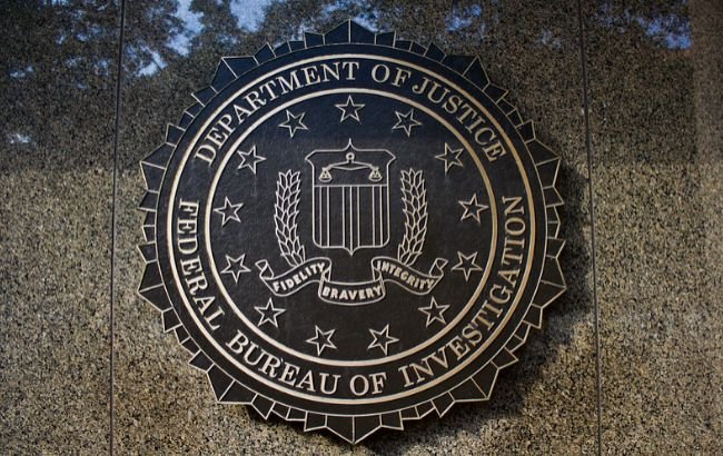 ФБР обвинило Китай в попытке кражи результатов исследований коронавируса