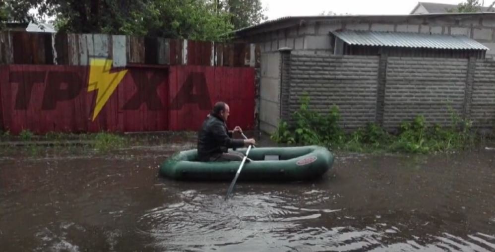 Ранкова повінь у Харкові: де не впоралися зливоскиди (відео)