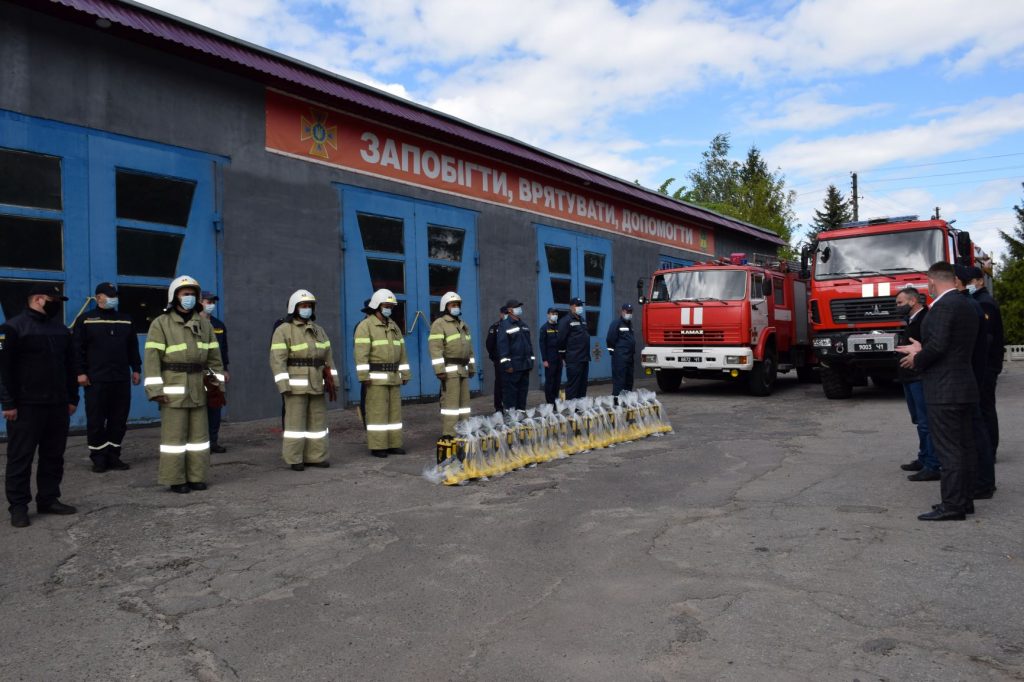 У Куп’янську рятувальникам передали взуття для ліквідації пожеж (фото)