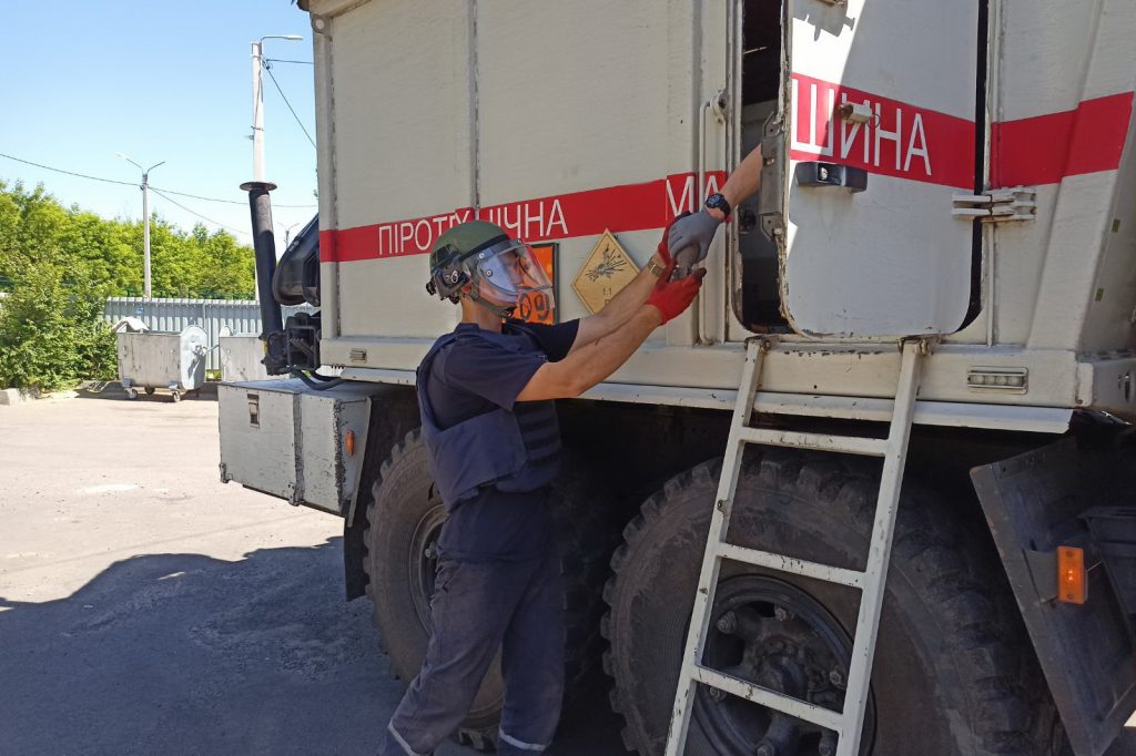 Пиротехники Харькова нашли мину в мусорке недалеко от жилого дома (фото)