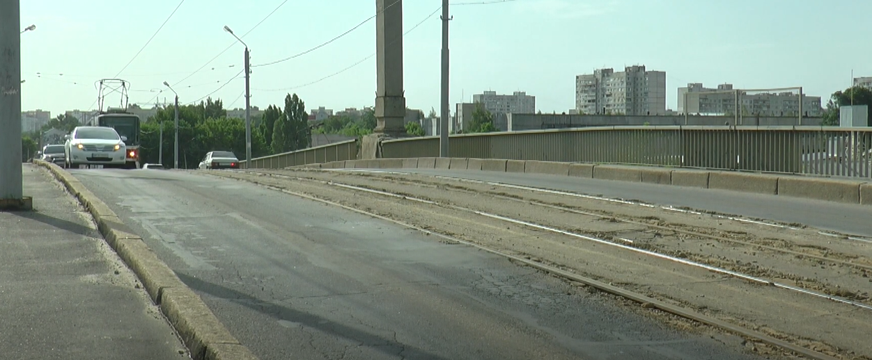 Ні проїхати — ні пройти. Харків’яни скаржаться на стан мостів (відео)