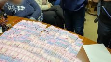 Харьковские чиновники, получившие взятку в 20 тыс. грн, предстанут перед судом (фото)