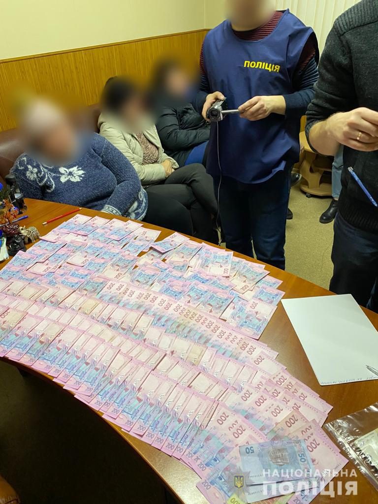Харьковские чиновники, получившие взятку в 20 тыс. грн, предстанут перед судом (фото)
