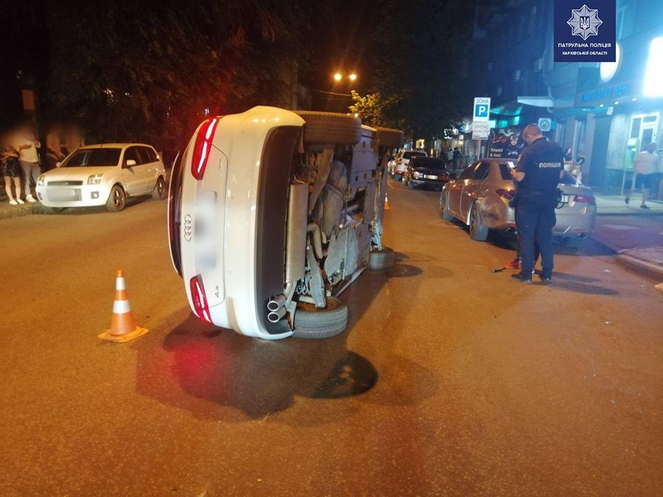 В Харькове в результате ДТП перевернулся автомобиль (фото)