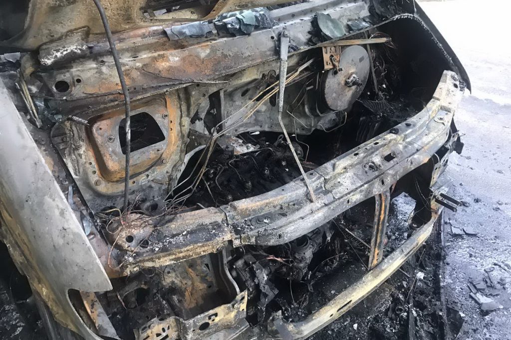 В Харькове ночью сгорел микроавтобус (фото)